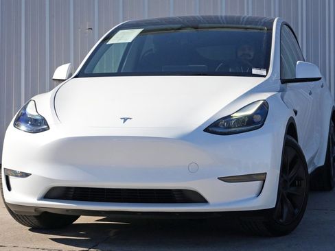 Used 2024 Tesla Model Y Long Range image 3