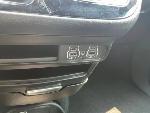 Used 2025 Chrysler Pacifica Select FWD image 16