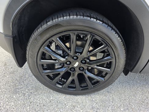 Used 2022 Cadillac XT4 Sport w/ LPO, ONYX Package FWD image 9