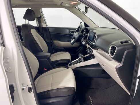 Used 2023 Hyundai Venue SEL image 29