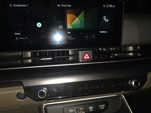 Used 2025 Kia Carnival FWD image 21
