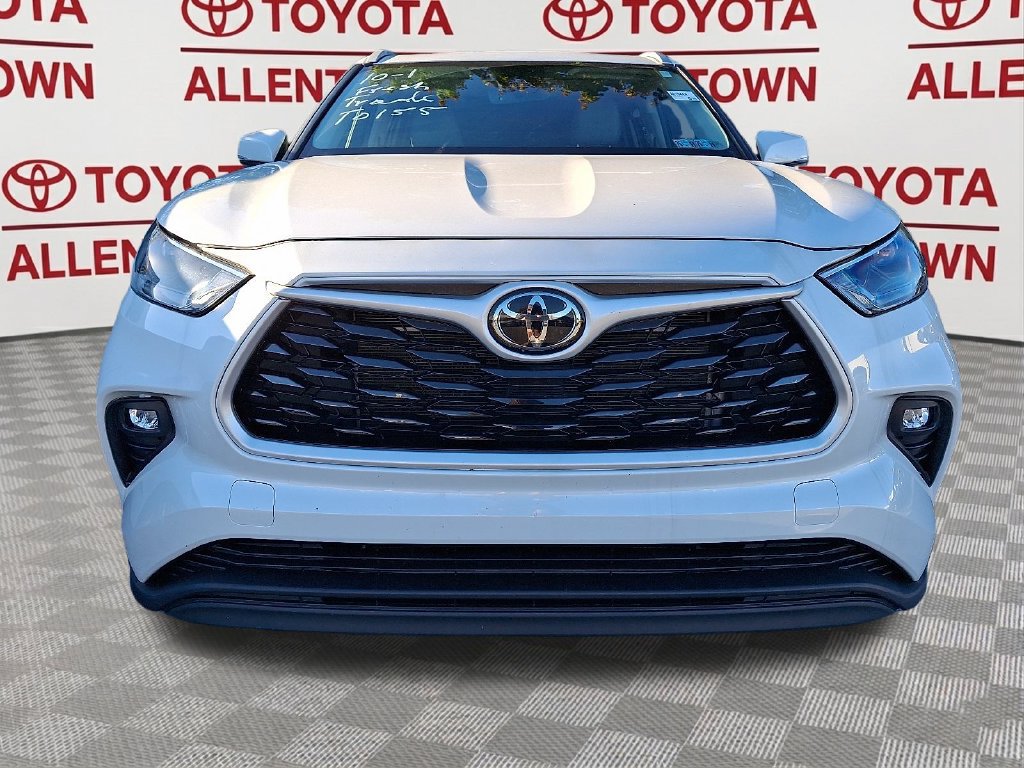 Used 2023 Toyota Highlander XLE FWD image 2