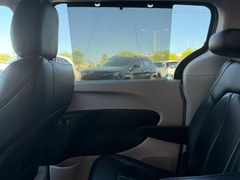 Used 2019 Chrysler Pacifica Touring-L image 36