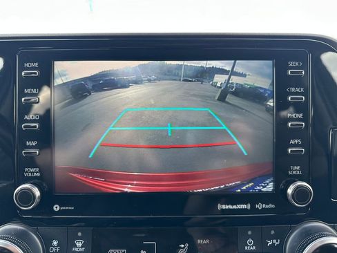 Used 2020 Toyota Highlander LE AWD/4WD image 18