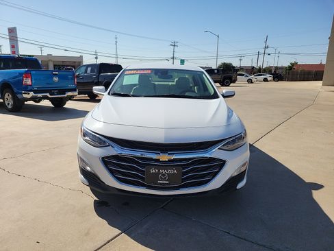 Used 2024 Chevrolet Malibu LT FWD image 2