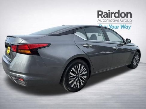 Used 2025 Nissan Altima 2.5 SV FWD image 7