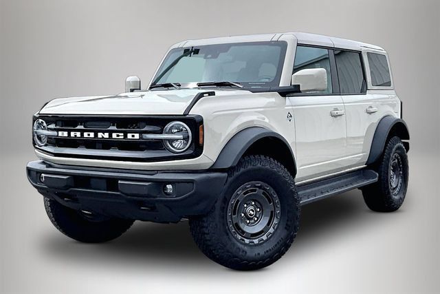 Used 2025 Ford Bronco Outer Banks w/ Sasquatch Package AWD/4WD image 2