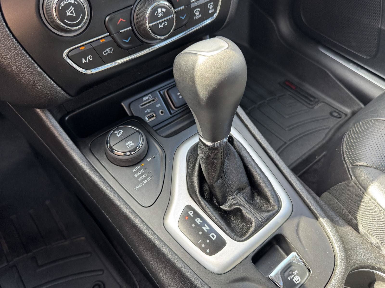 Used 2017 Jeep Cherokee Overland w/ Technology Group AWD/4WD image 22