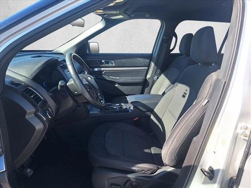 Used 2019 Ford Explorer XLT image 10
