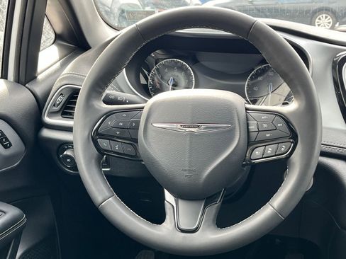 Used 2025 Chrysler Pacifica Limited image 29