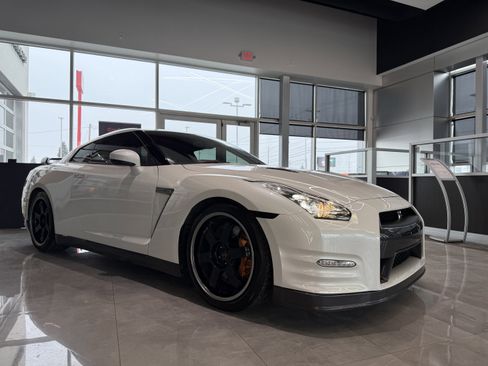 Used 2014 Nissan GT-R Black Edition image 7