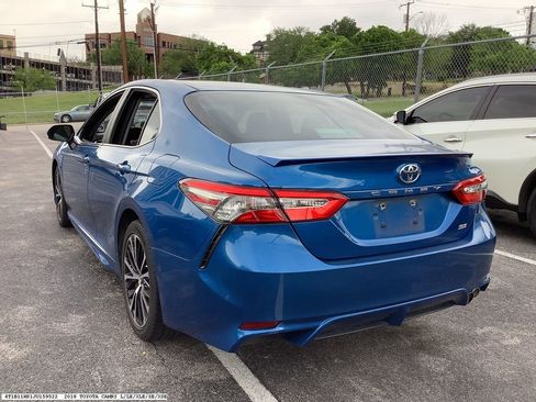 Used 2018 Toyota Camry SE w/ Moonroof Package image 5