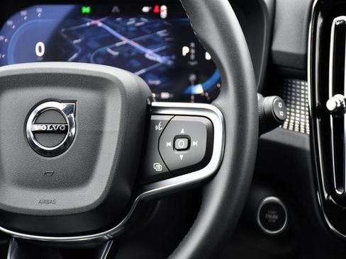 Certified 2025 Volvo XC40 B5 Plus image 23