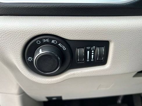 Used 2023 Chrysler Voyager LX FWD image 19