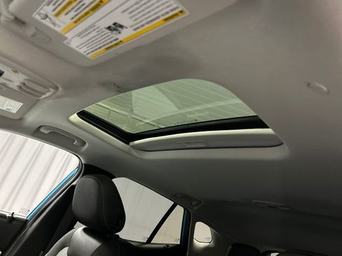 Used 2025 Chevrolet Trax LT w/ Sunroof Package FWD image 23
