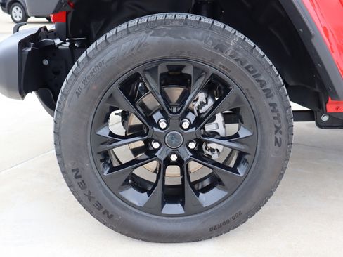 Used 2025 Jeep Wrangler Sahara w/ Safety Group image 29