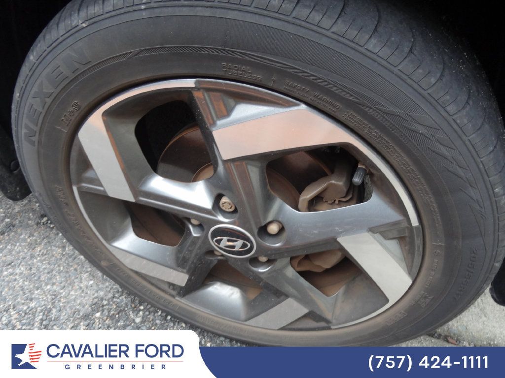 Used 2022 Hyundai Venue SEL FWD image 12
