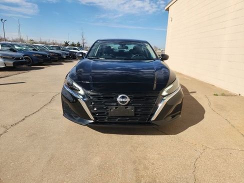 Used 2025 Nissan Altima 2.5 SV image 2