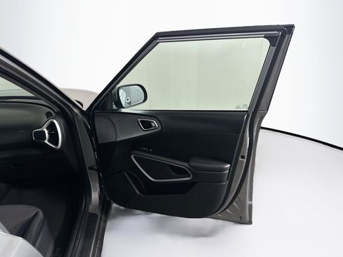 Used 2025 Kia Soul LX w/ LX Technology Package FWD image 31
