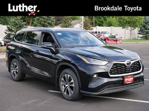 Used 2021 Toyota Highlander XLE AWD/4WD image 1