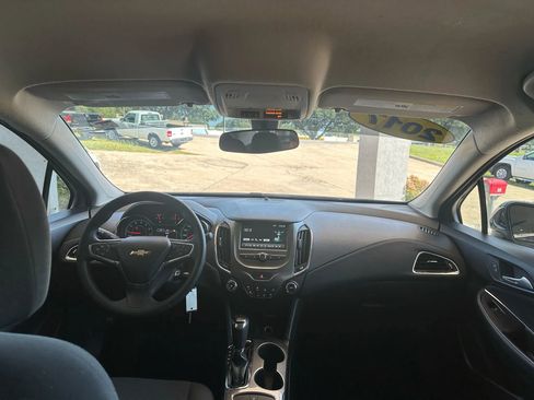 Used 2017 Chevrolet Cruze LT image 9