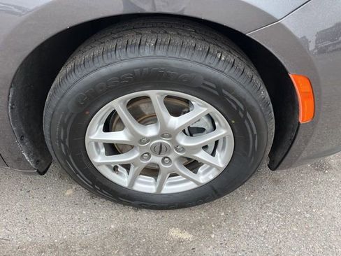 Used 2023 Chrysler Pacifica Touring-L image 16