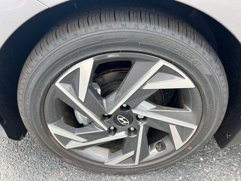 Certified 2025 Hyundai Elantra Limited FWD image 11