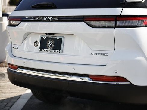 Used 2023 Jeep Grand Cherokee Limited w/ Luxury Tech Group II image 9