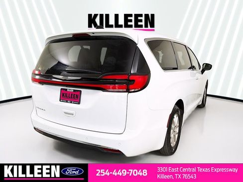 Used 2024 Chrysler Pacifica Touring-L image 8