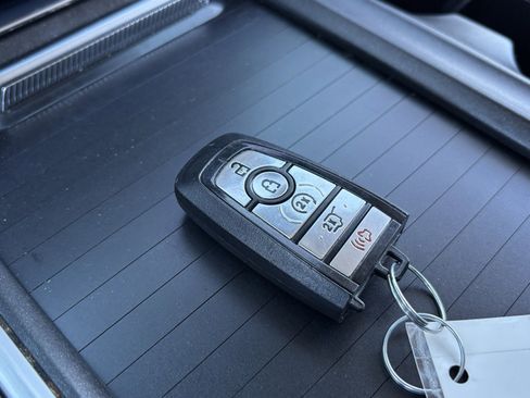 Used 2025 Ford Expedition Platinum image 28