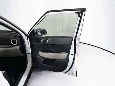 Used 2025 Hyundai Venue SEL FWD image 30