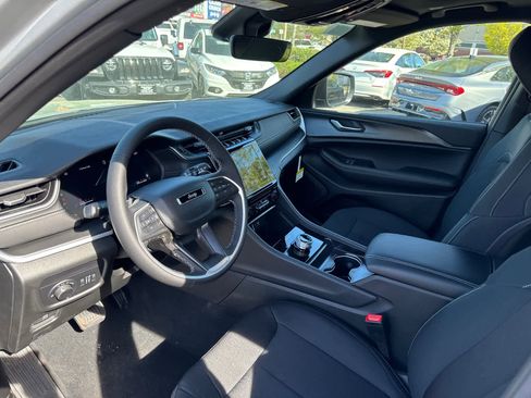 New 2025 Jeep Grand Cherokee L Laredo image 12