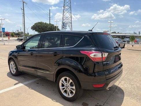 Used 2017 Ford Escape SE FWD image 4