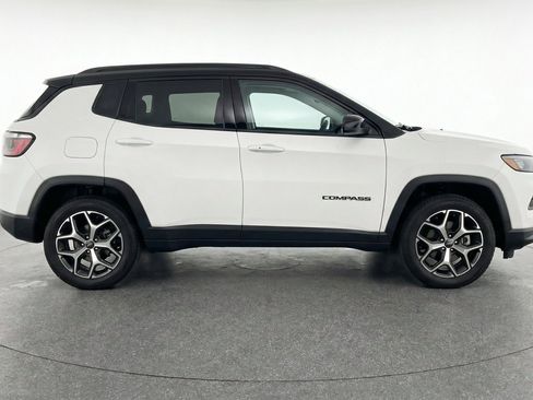 Used 2025 Jeep Compass Limited AWD/4WD image 11