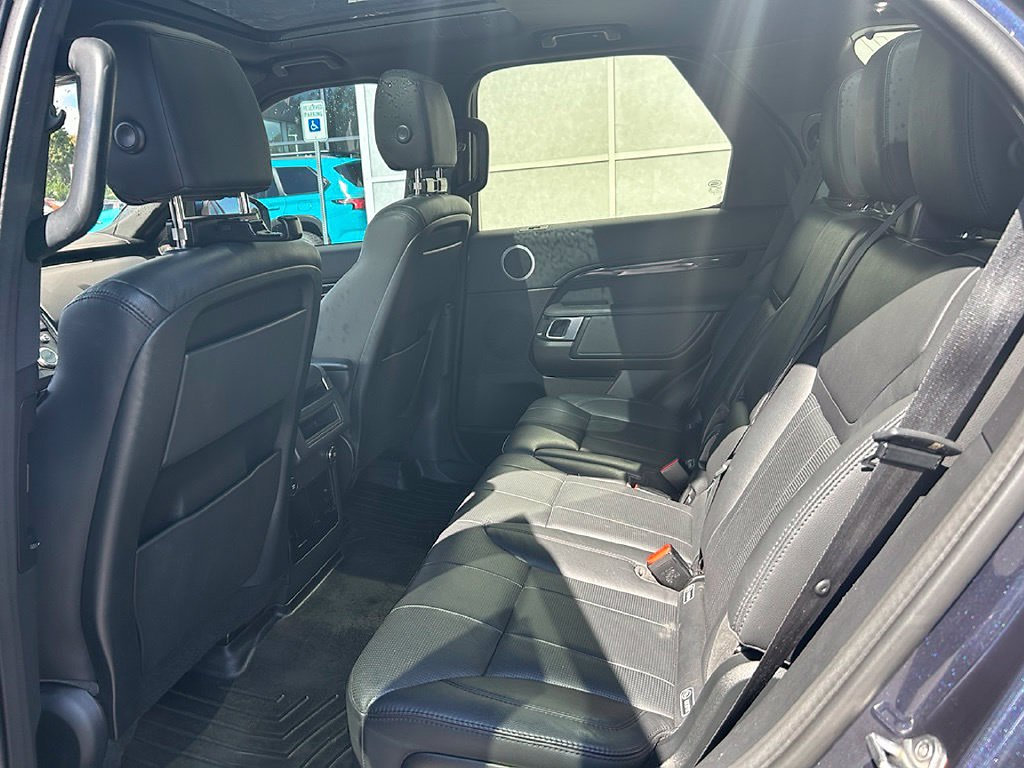 Used 2018 Land Rover Discovery SE AWD/4WD image 9