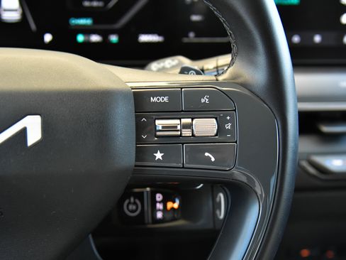 Used 2024 Kia EV9 Light Long Range RWD image 36