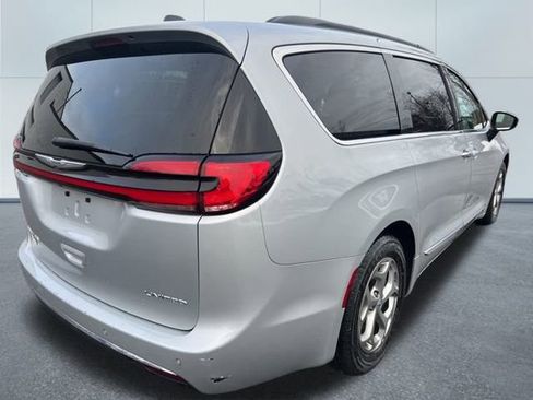Used 2023 Chrysler Pacifica Limited image 5