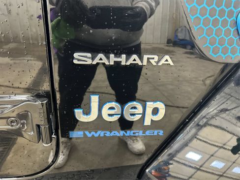 Used 2023 Jeep Wrangler Unlimited Sahara w/ Cold Weather Group AWD/4WD image 23