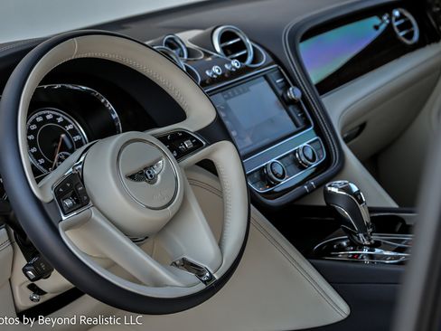 Used 2017 Bentley Bentayga image 29