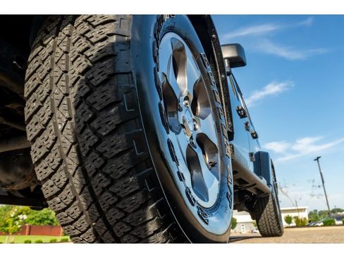 Used 2017 Jeep Wrangler Unlimited Sahara w/ Connectivity Group AWD/4WD image 9