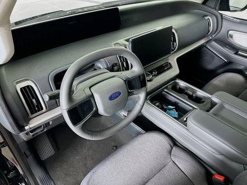 New 2026 Ford Expedition Active image 2