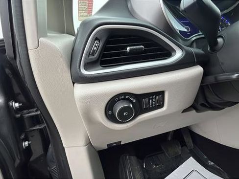 Used 2023 Chrysler Pacifica Touring-L FWD image 11