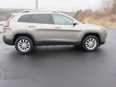 Used 2019 Jeep Cherokee Latitude w/ Cold Weather Group image 8