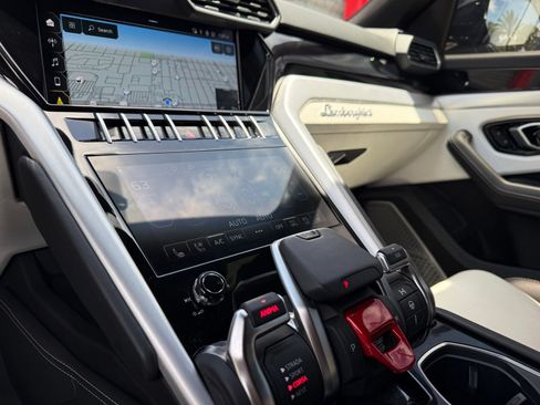 Used 2022 Lamborghini Urus AWD/4WD image 33