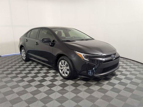 Used 2024 Toyota Corolla LE FWD image 3