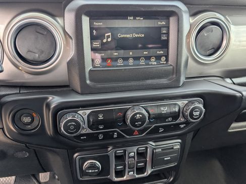 Used 2020 Jeep Wrangler Unlimited Sahara image 17