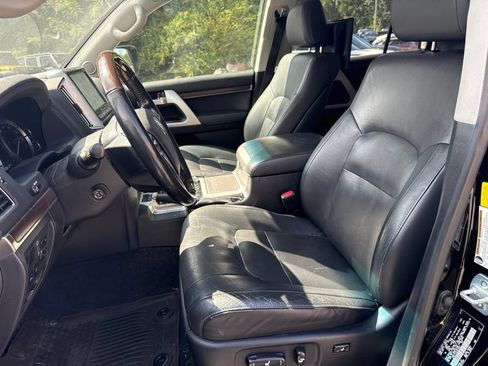 Used 2018 Toyota Land Cruiser w/ Four Season Floor Mat Package AWD/4WD image 8