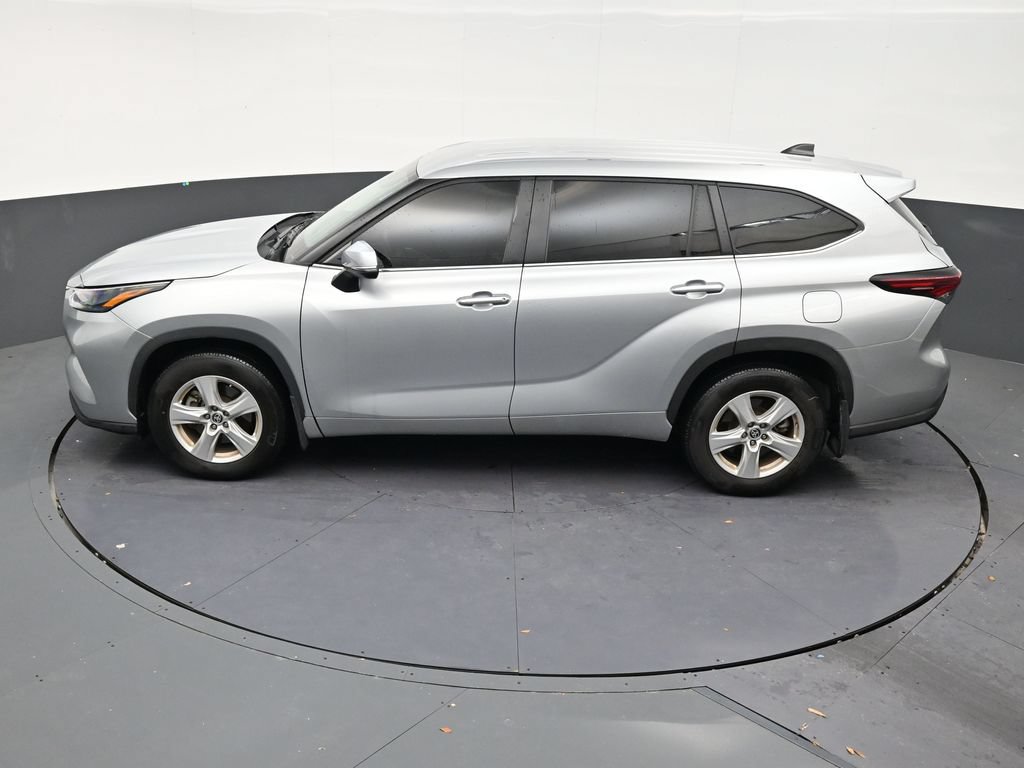 Used 2024 Toyota Highlander LE FWD image 12