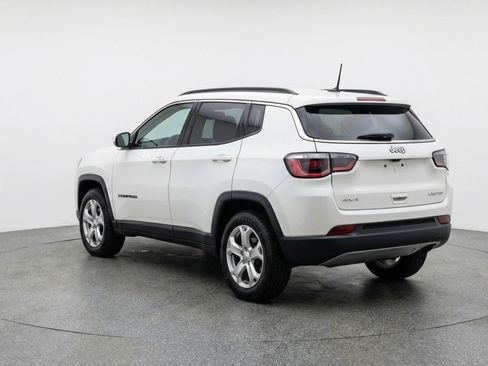 Used 2025 Jeep Compass Latitude AWD/4WD image 6