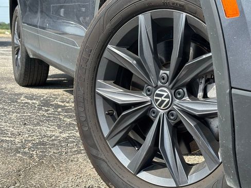 Used 2024 Volkswagen Tiguan SE w/ MDO Package, Three-Row FWD image 2